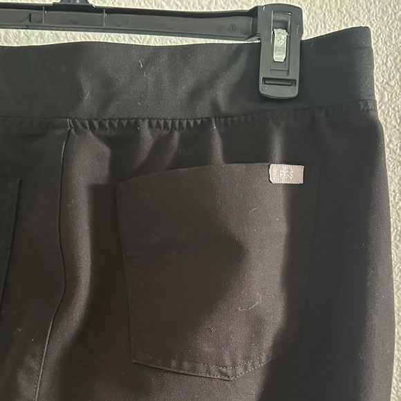 FIGS women’s black ZAMORA jogger scrubs - Picture 8 of 11